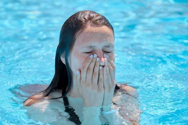 Что делать, если во время плавания в бассейне попала вода в ухо?